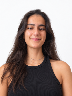 Retrato de estudio con sonrisa sutil